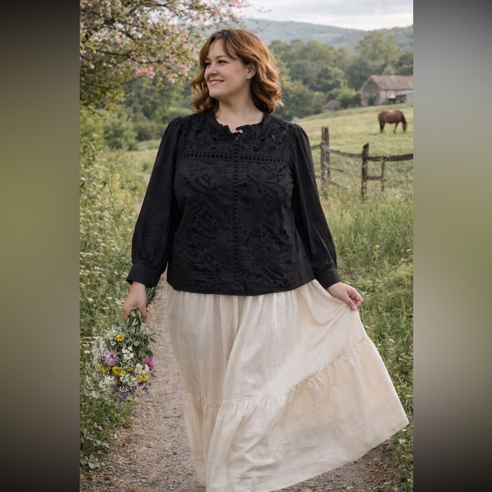 Jennifer  & Grace NWT Embroidered Lace Black Blouse size S.